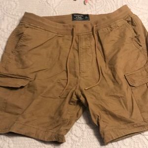 Men's Abercrombie linen cargo shorts.